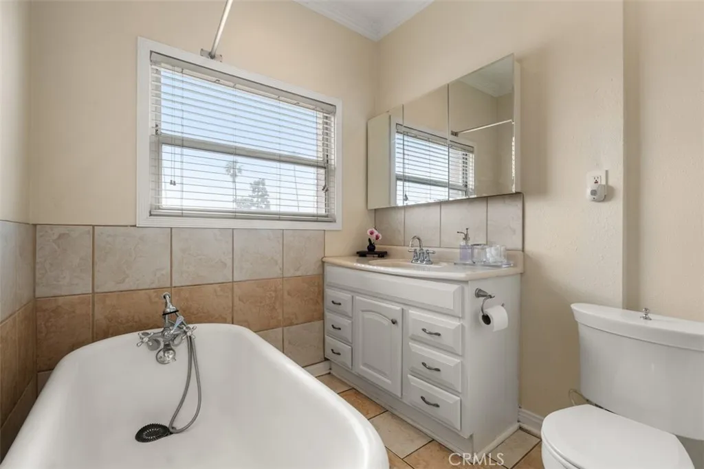 4125 S Figueroa Street 410, Los Angeles, California 90037 home-pic-24